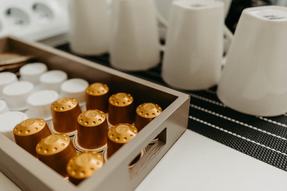 Coffee/tea facilities, Food and drinks, Food