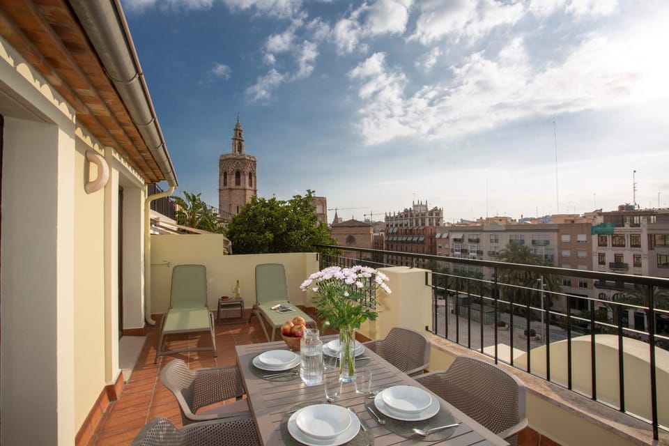 View (from property/room), Balcony/Terrace, Dining area, City view