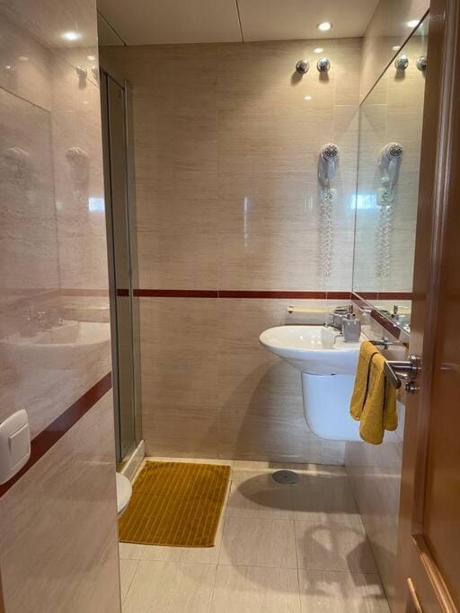 Shower, Toilet, towels