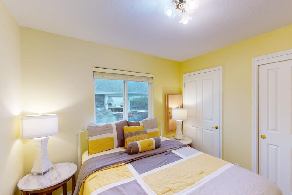 Dog friendly house with ocean view and entertainment walk to beach House in Rockaway Beach