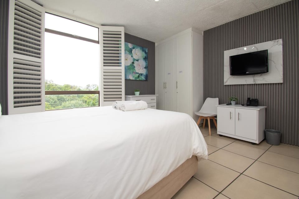 Bed, TV and multimedia, Photo of the whole room, Bedroom