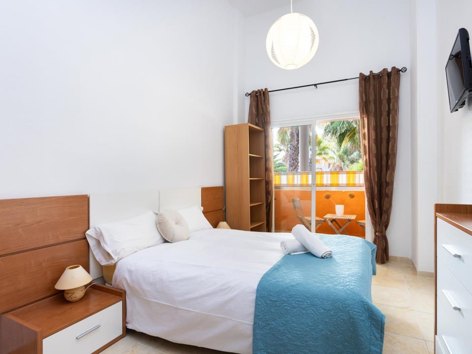 Bed, TV and multimedia, Bedroom