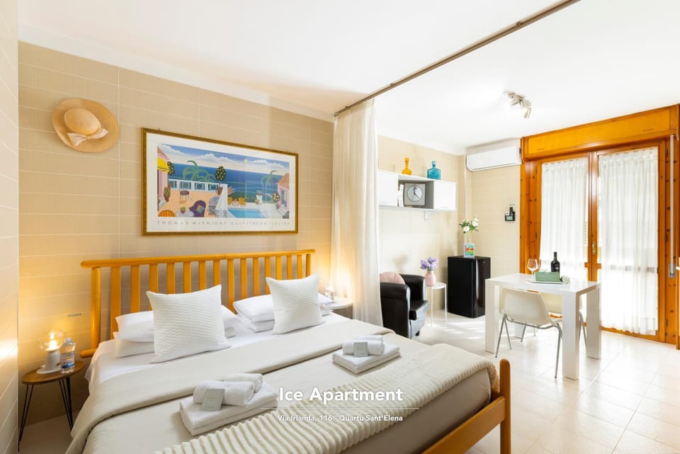 Bed, Decorative detail, Decorative detail, Bedroom