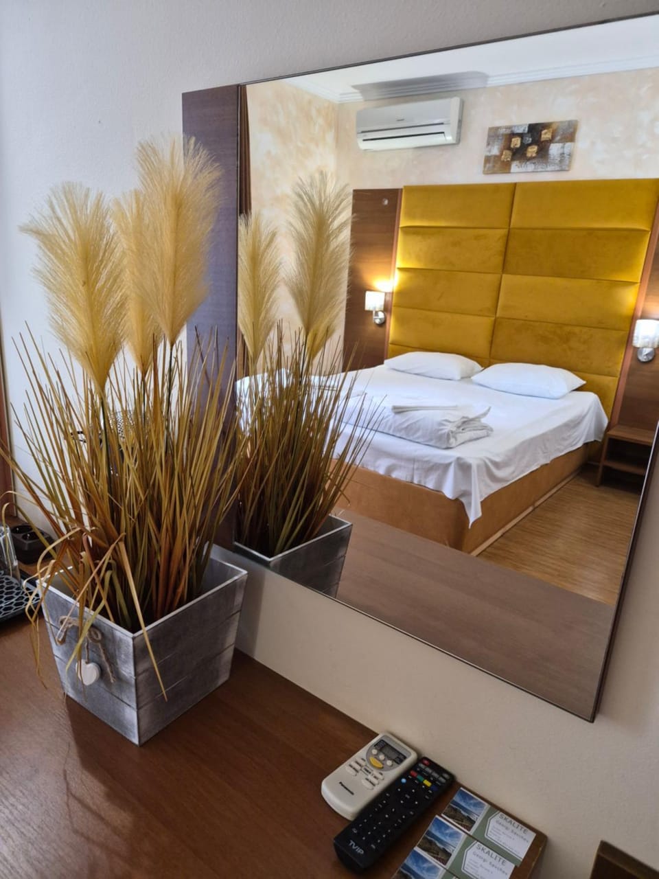 Photo of the whole room, Bedroom, air conditioner