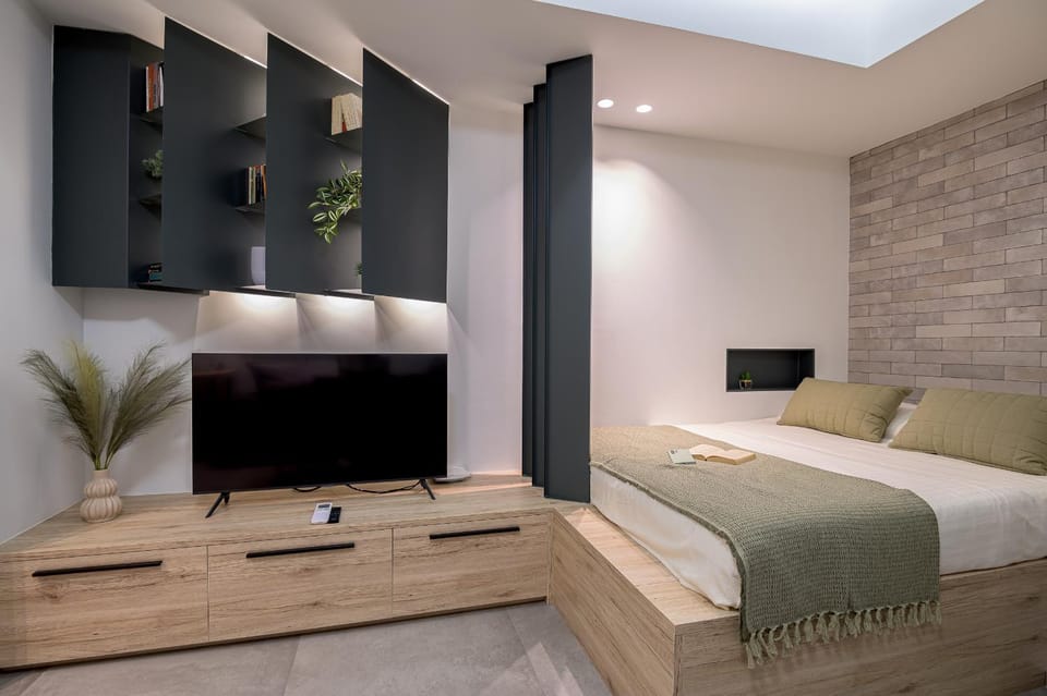Bed, TV and multimedia, Photo of the whole room, Bedroom