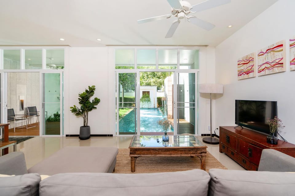 Communal lounge/ TV room, TV and multimedia, Living room, Seating area, fireplace