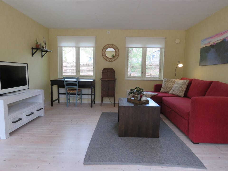 TV and multimedia, Living room, Seating area, Evening entertainment