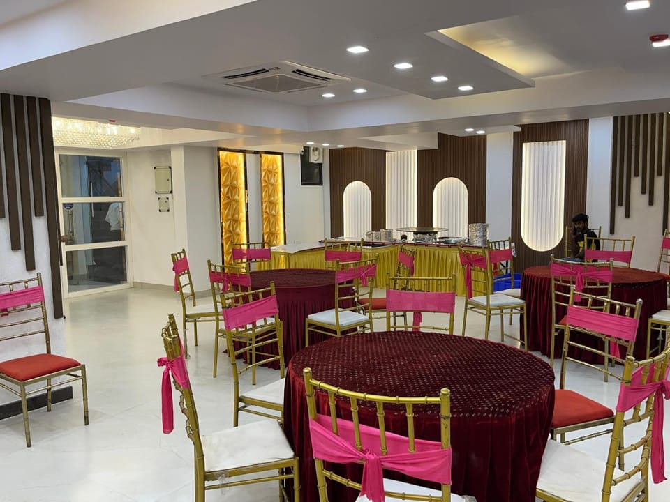 Restaurant/places to eat, Banquet/Function facilities, Seating area