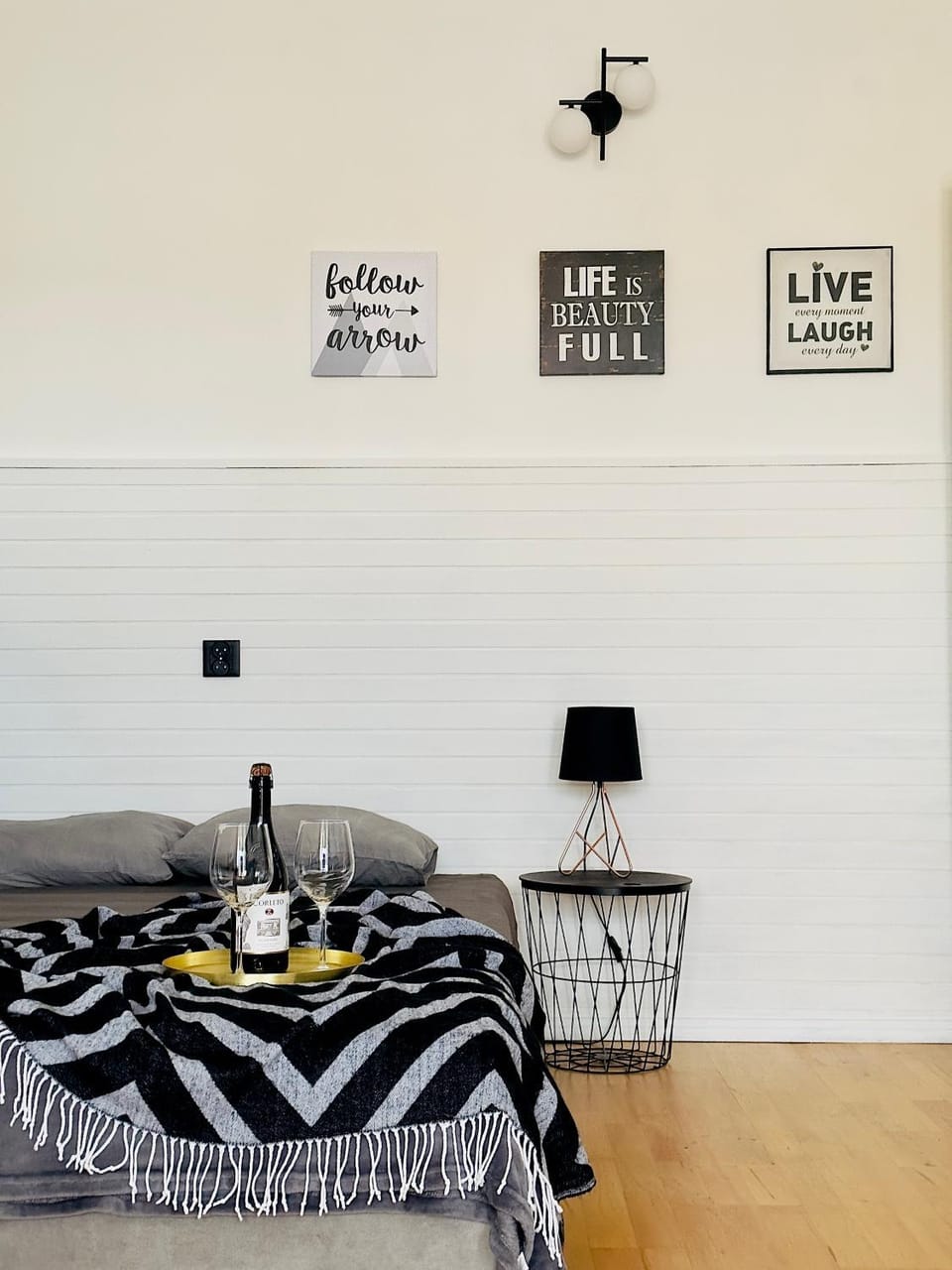 Bed, Seating area