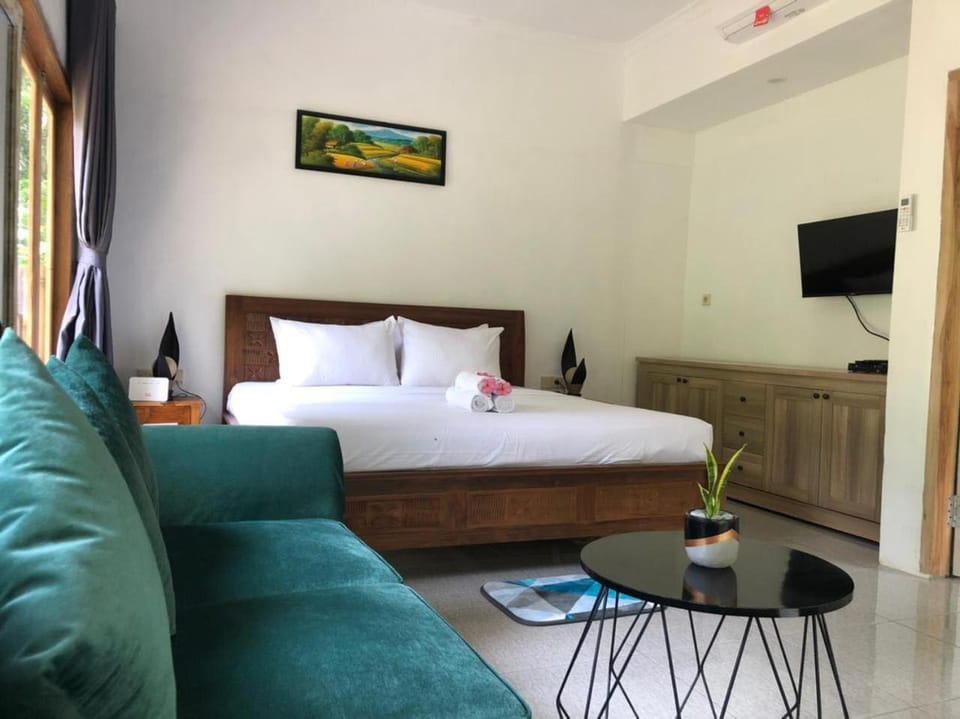 Bed, TV and multimedia, Photo of the whole room, Bedroom