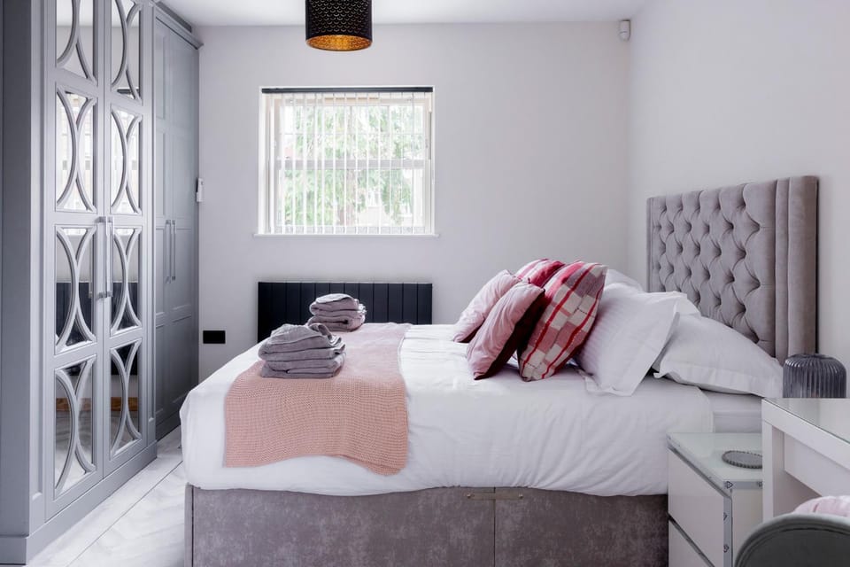 New fully furnished 5 bedroom, 4 bathroom detached houses Villa in Leicester