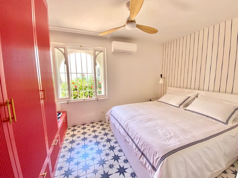 Bed, Photo of the whole room, Bedroom, fireplace