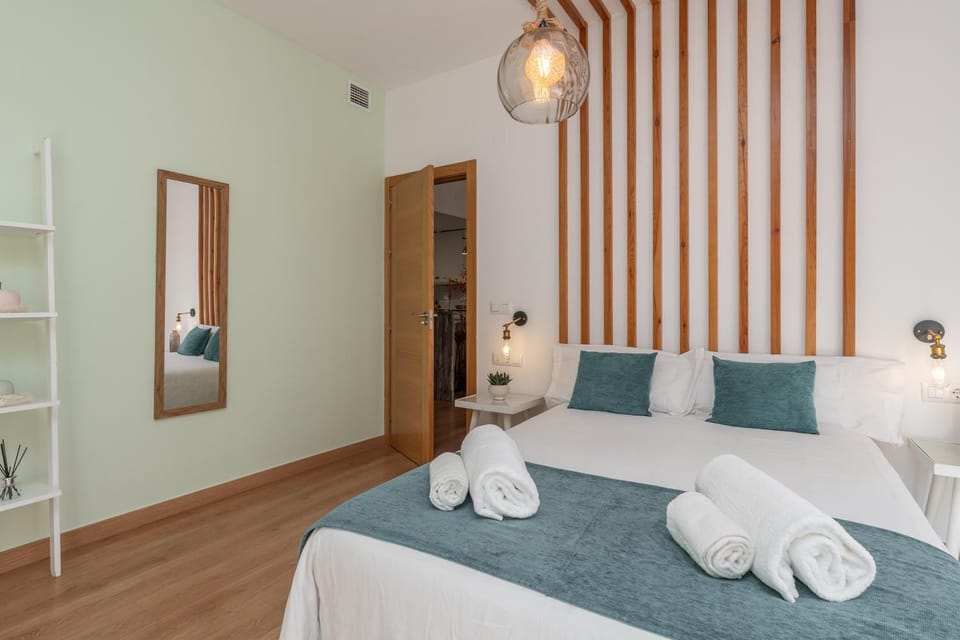 Bed, Photo of the whole room, towels