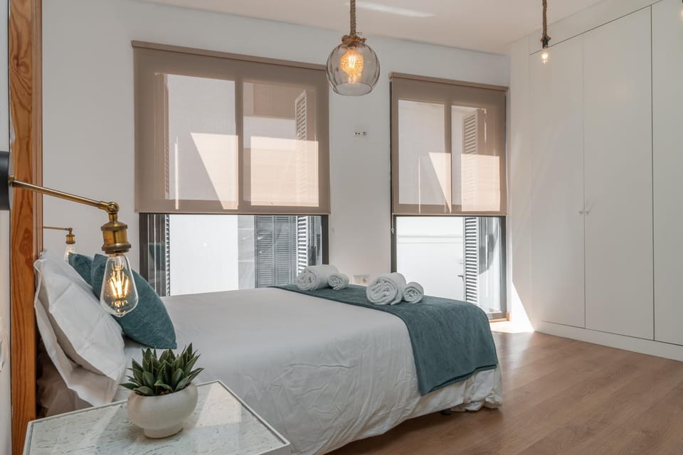 Photo of the whole room, Bedroom, wardrobe