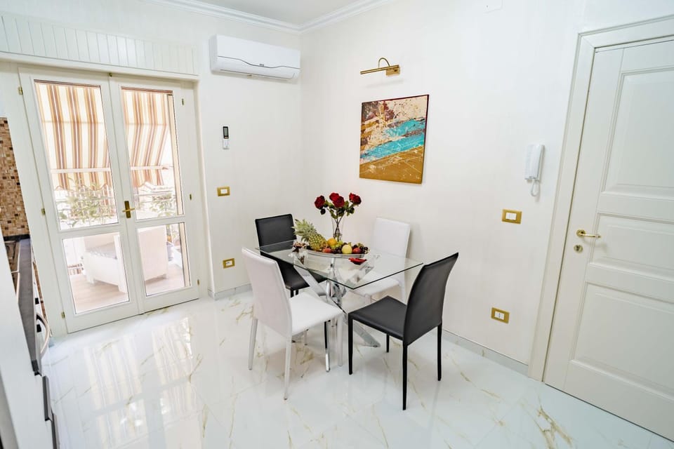 Balcony/Terrace, Living room, Seating area, Dining area, internet, kitchen, air conditioner