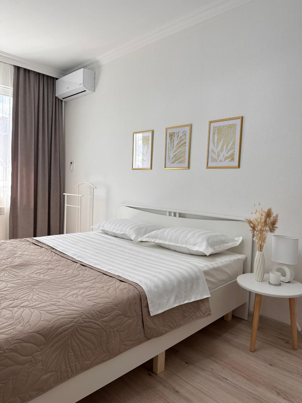 Bed, Photo of the whole room, Bedroom, air conditioner