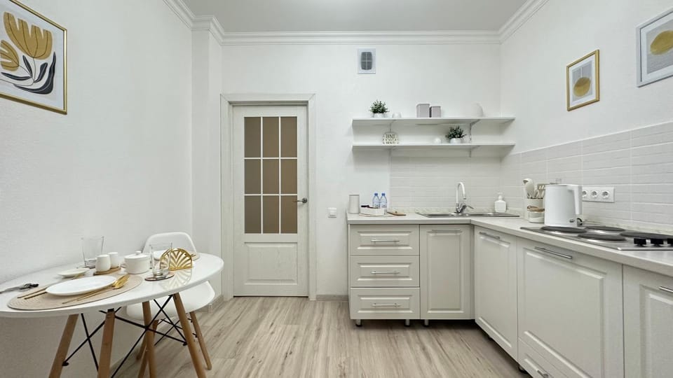 Kitchen or kitchenette, Dining area, minibar, stove
