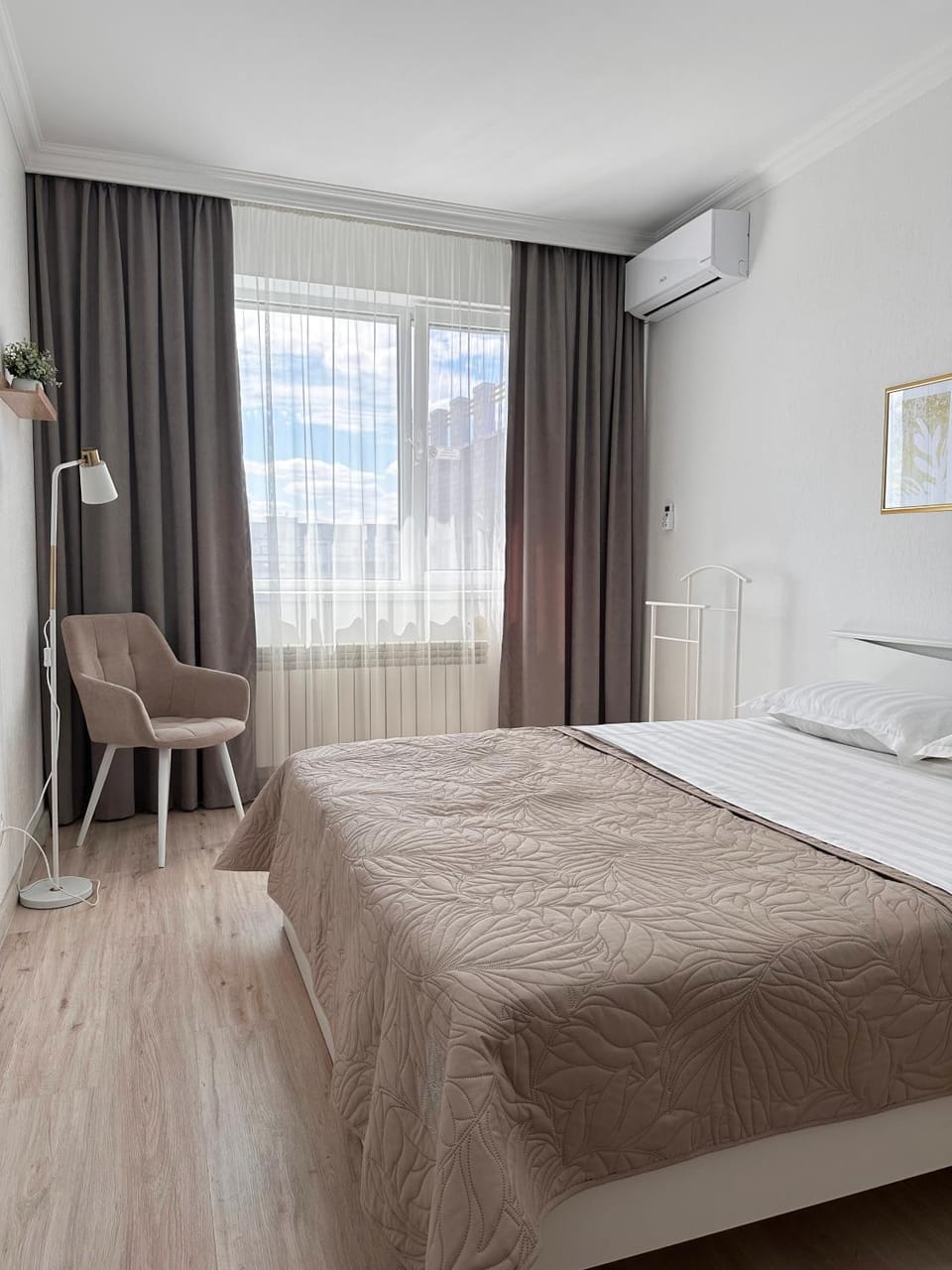 Bed, Photo of the whole room, Bedroom, air conditioner