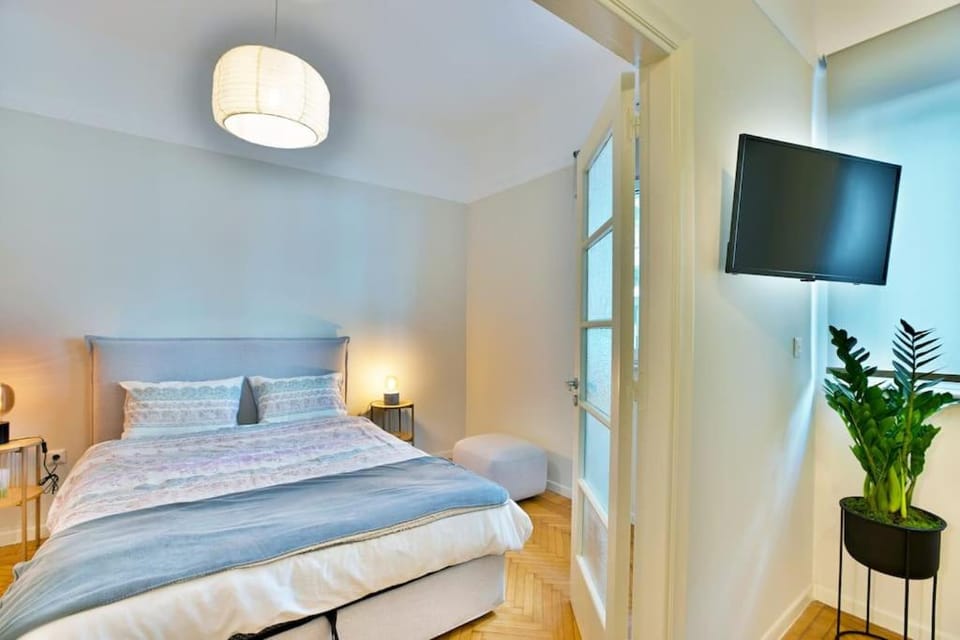 Bed, TV and multimedia, Photo of the whole room, Bedroom