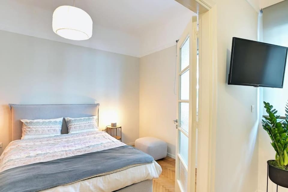 Bed, TV and multimedia, Bedroom