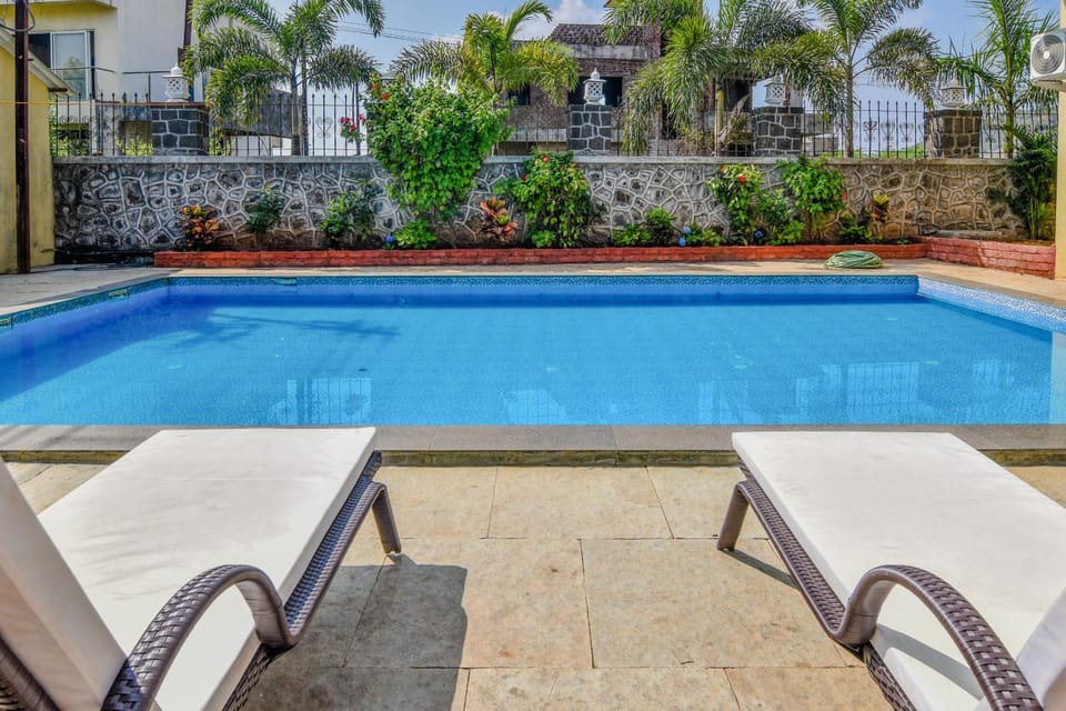 Pool view, Swimming pool, sunbed