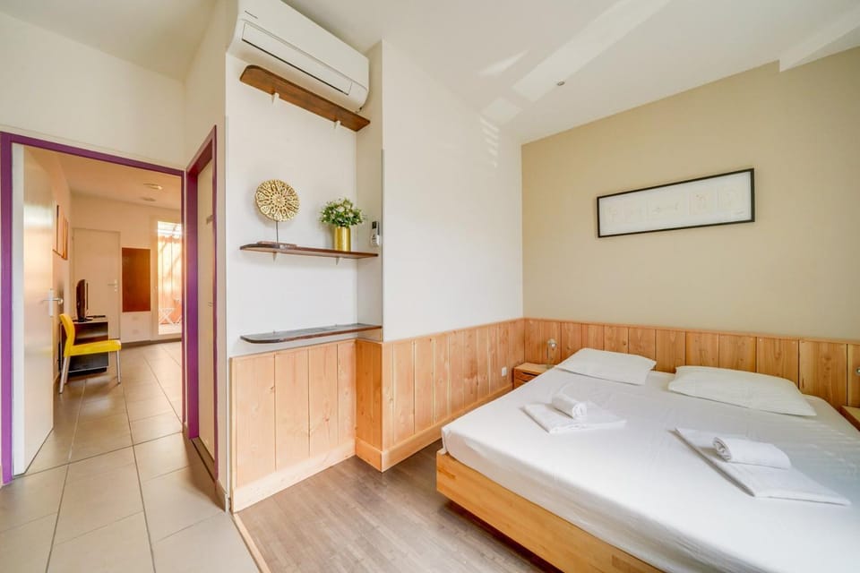 Bed, Bedroom, towels