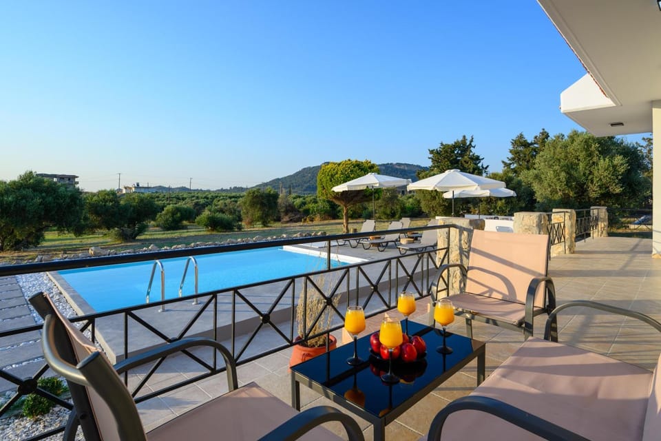 Patio, Balcony/Terrace, Swimming pool, sunbed