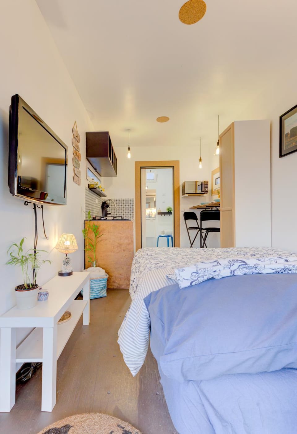 Bed, TV and multimedia, Photo of the whole room, Bedroom, hair dresser