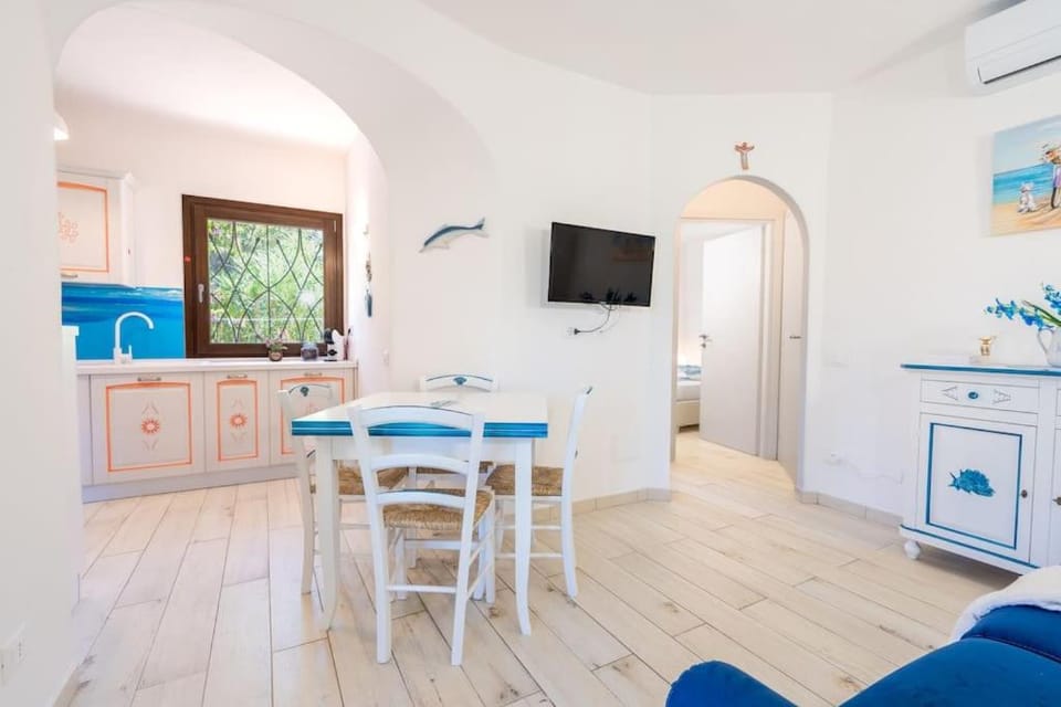 Communal lounge/ TV room, Facade/entrance, Bed, TV and multimedia, Kitchen or kitchenette, Living room, Seating area, Floor plan, Dining area, pet friendly, stove