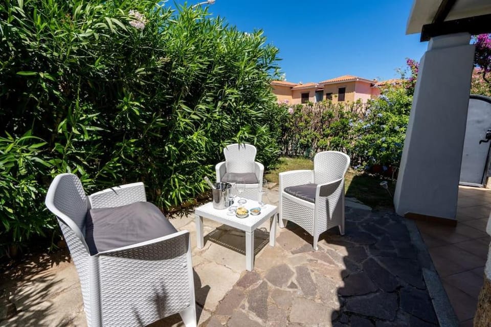 Patio, Day, Garden, View (from property/room), Balcony/Terrace, Living room, Seating area, Dining area, Garden view