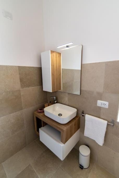Toilet, Bathroom, towels