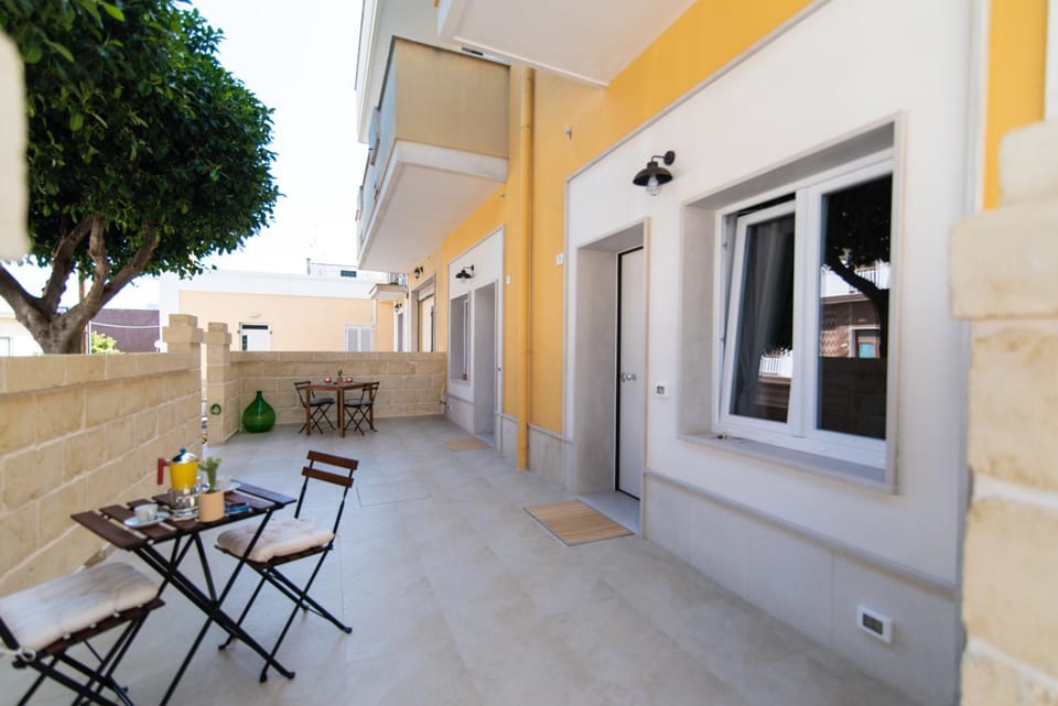 Property building, Patio, Day, Balcony/Terrace, Dining area