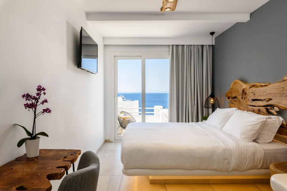 Photo of the whole room, Sea view