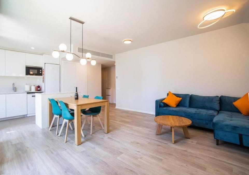 Kitchen or kitchenette, Dining area, minibar, stove