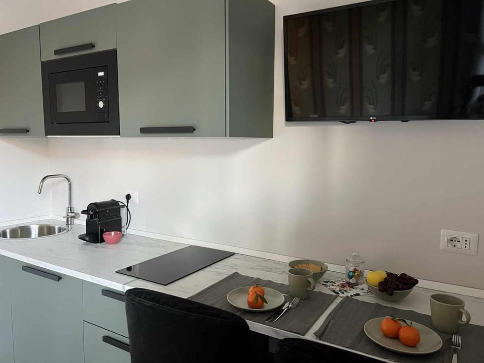 Coffee/tea facilities, Kitchen or kitchenette, stove