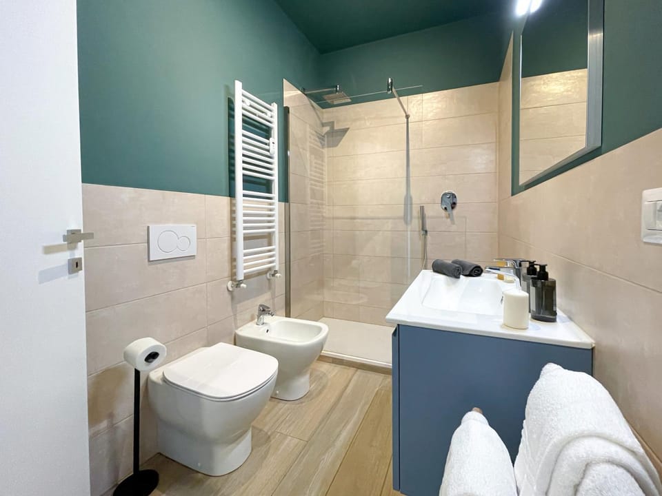 Shower, Toilet, Bathroom, bidet, towels