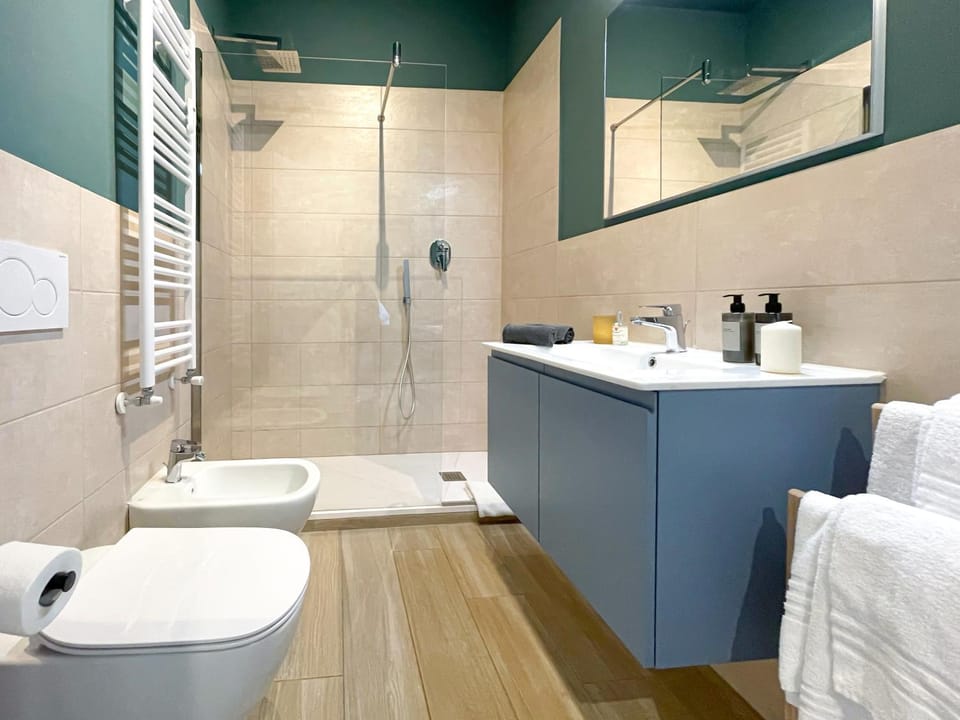 Shower, Toilet, Bathroom, bidet, towels