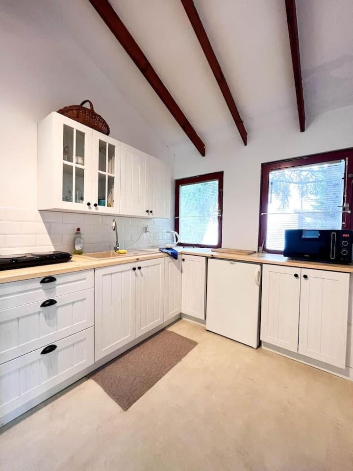 Kitchen or kitchenette, minibar, stove