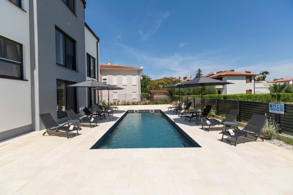 Property building, Summer, Pool view, Swimming pool, sunbed