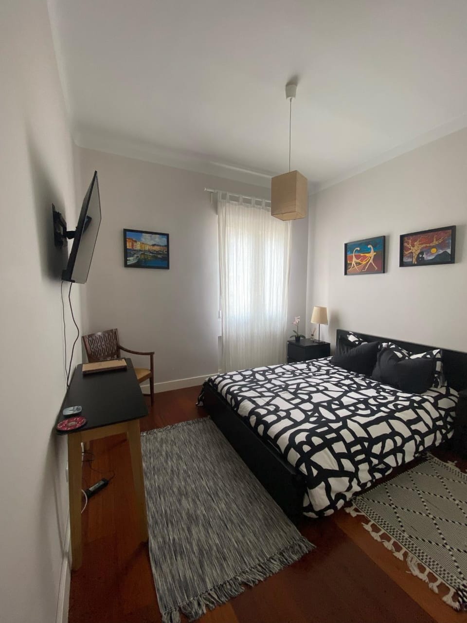 Photo of the whole room, Bedroom