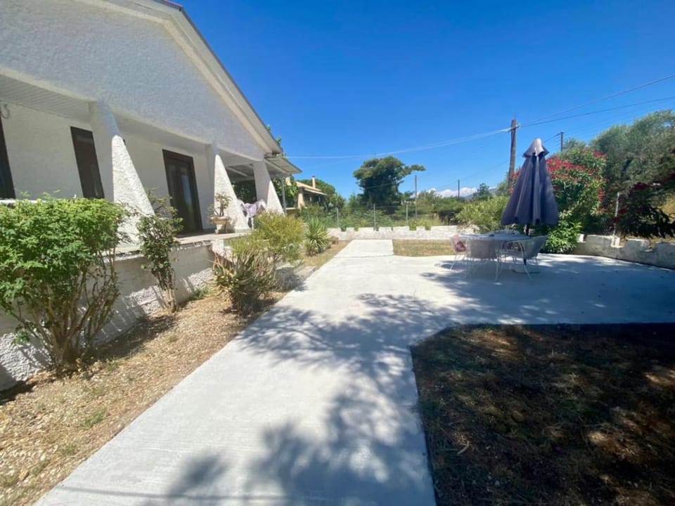 Property building, Patio, Garden, Garden view, Landmark view