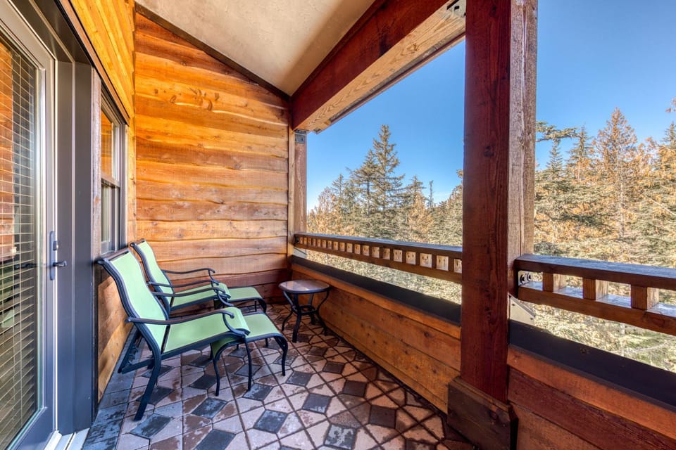 #404 Grand Lodge South Penthouse Apartment in Clackamas County