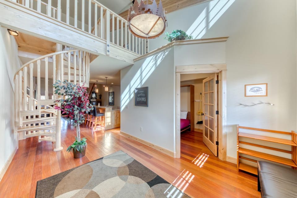 #404 Grand Lodge South Penthouse Apartment in Clackamas County