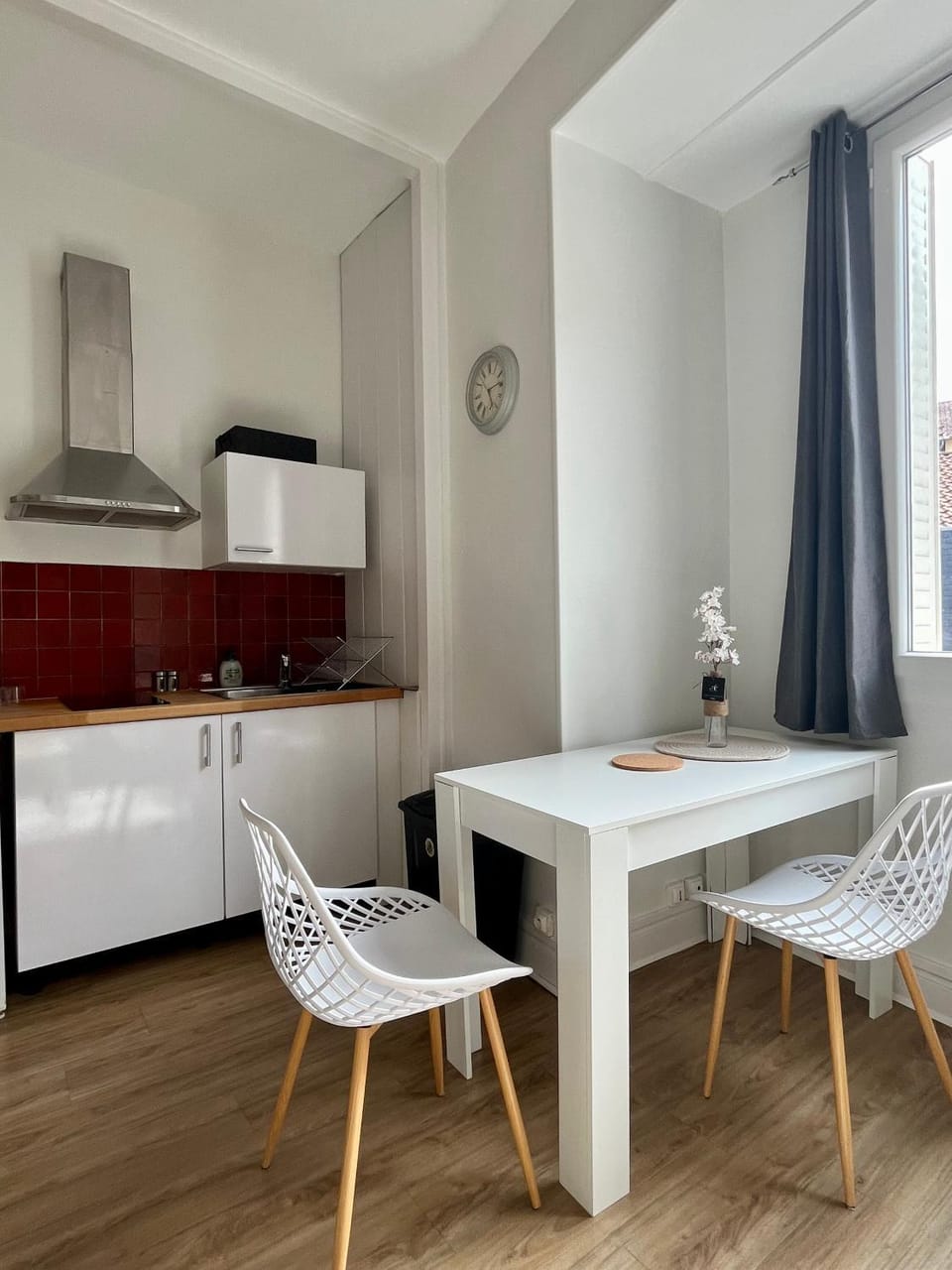 Kitchen or kitchenette, Dining area, stove