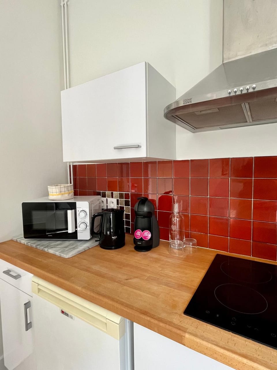 Coffee/tea facilities, Kitchen or kitchenette, minibar, stove
