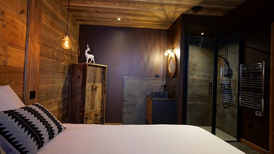 Shower, Bed, Bathroom, Photo of the whole room, Bedroom