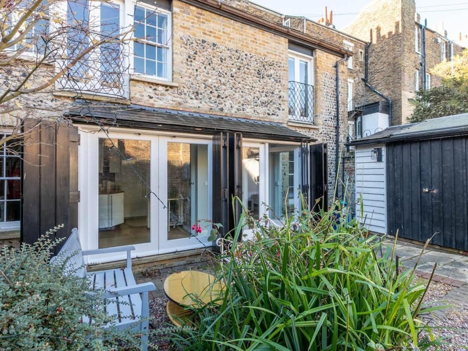 The Coach House -Charming 2 level cottage near beach and town House in Ramsgate