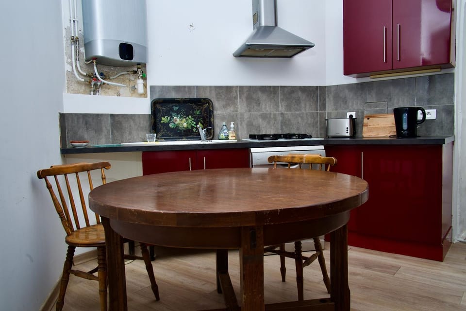 Kitchen or kitchenette, Dining area