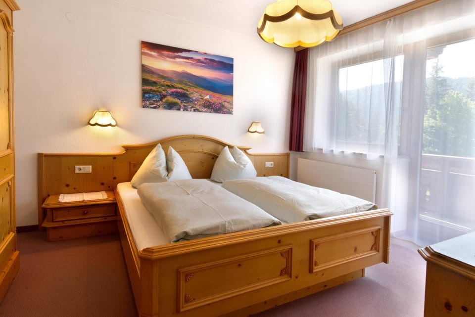 Bed, Living room, Photo of the whole room, Seating area, Bedroom