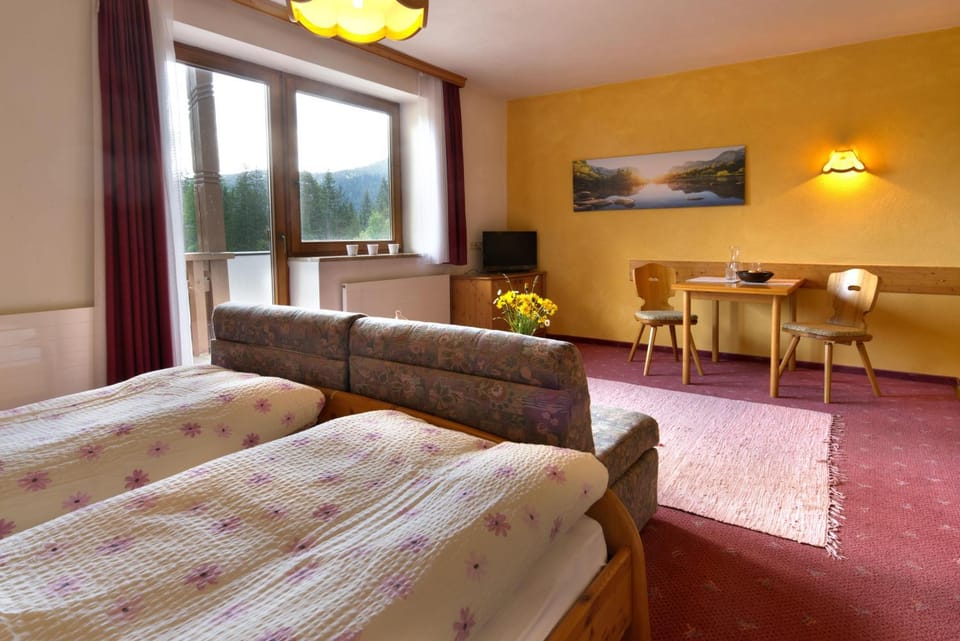 Communal lounge/ TV room, Bed, TV and multimedia, Living room, Photo of the whole room, Seating area, Evening entertainment, Bedroom
